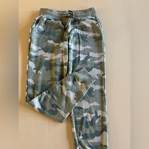 Old Navy, camouflage joggers. Size XS. Great condition